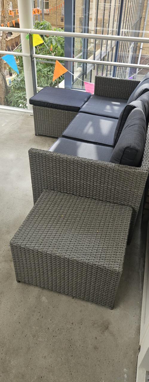 Kunsttof grijze tuinset 4 pers. Met hocker tafel