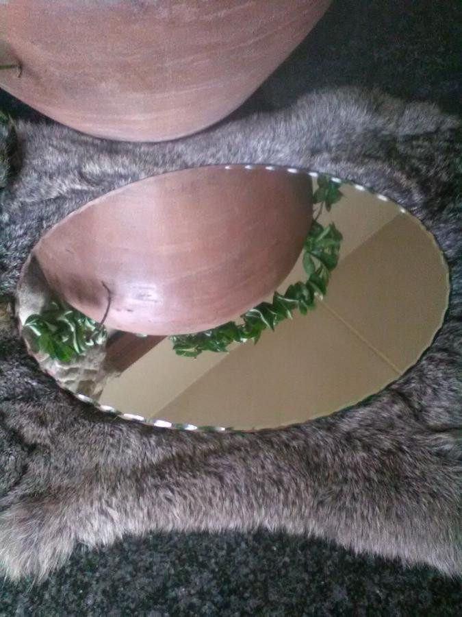Oud likeursetje van amberkleurig persglas