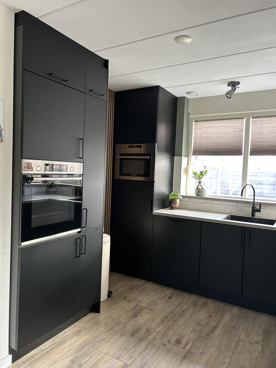 Zwarte keuken met betonlook kunststof blad