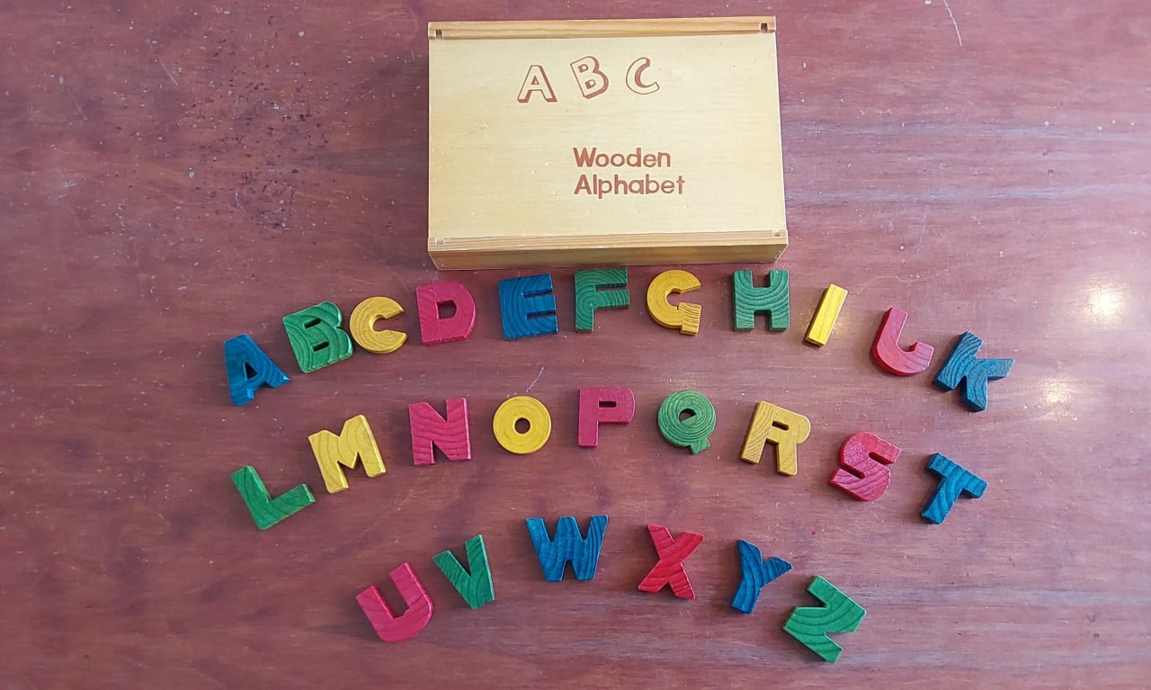 Houten alfabet puzzel met 26 losse houten gekleurde letters
