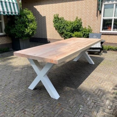 NIEUWE TUINTAFEL 250/300 CM MET STALEN X POTEN € 375