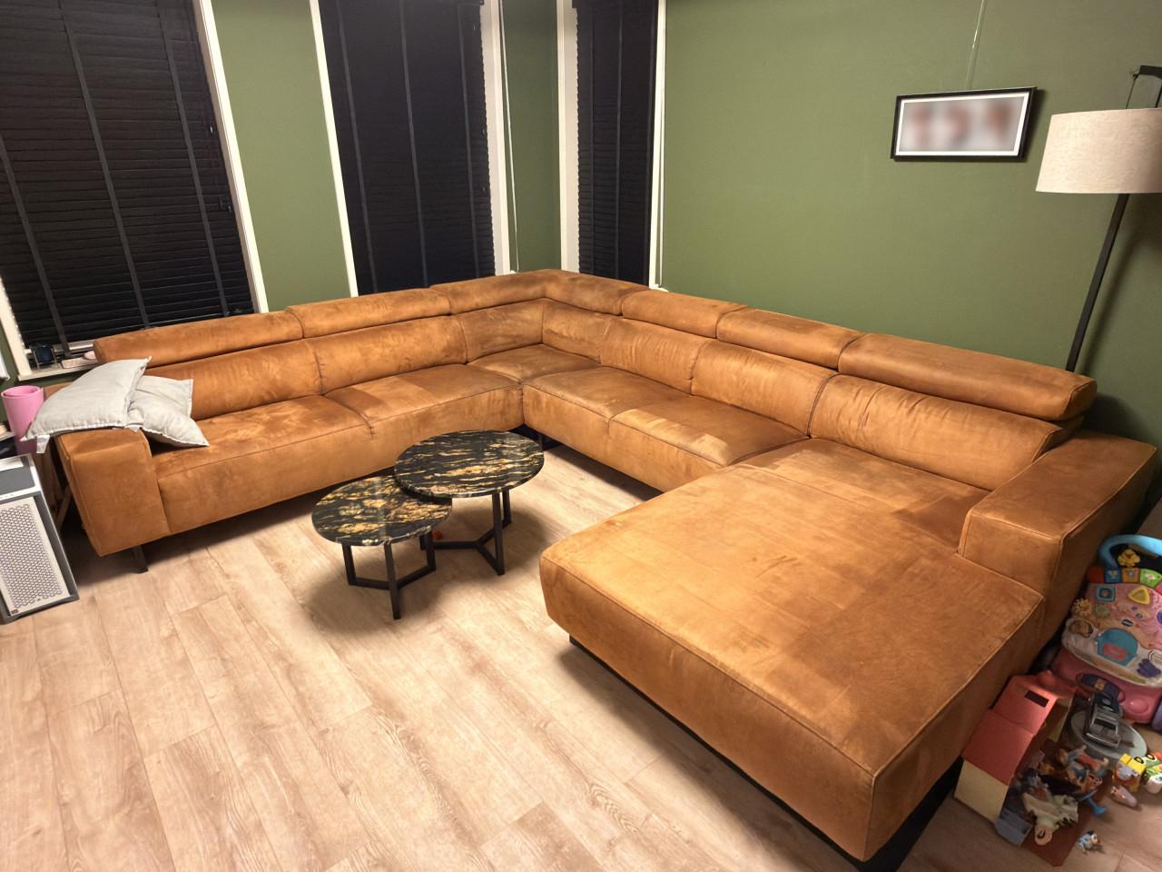 Hoekbank Richmond cognac microleder – verstelbare hoofdsteunen, nette staat