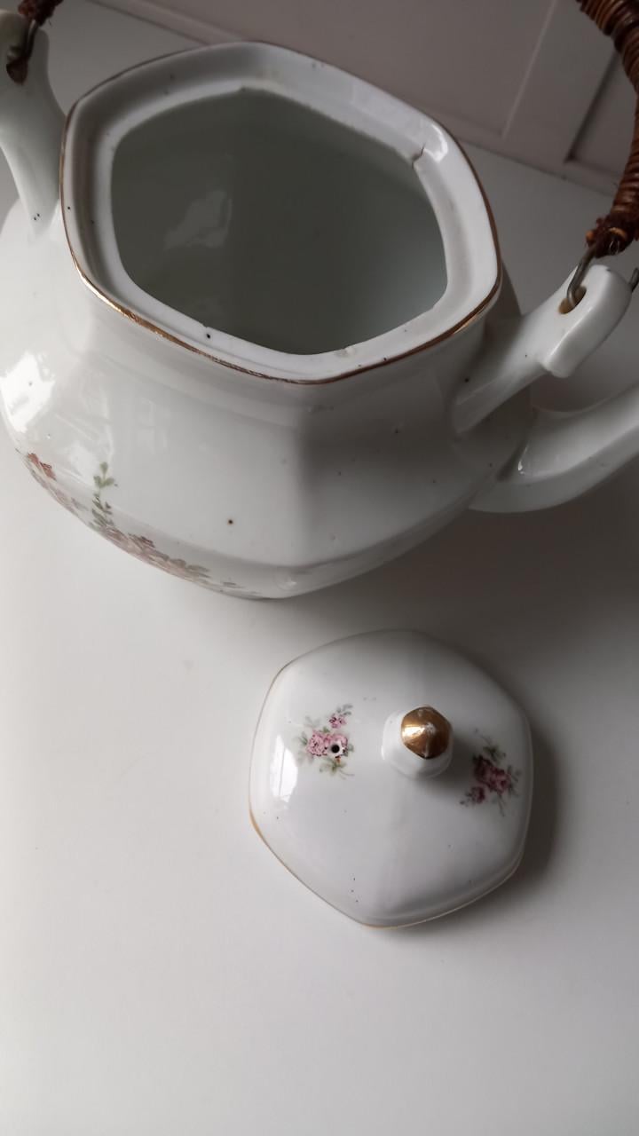 Oude koffie- theepot met rieten hengsel