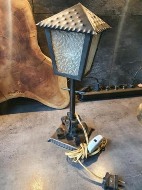 Leuke antieke tafellamp van smeedijzer, fitting is van porselein, heel mooi
