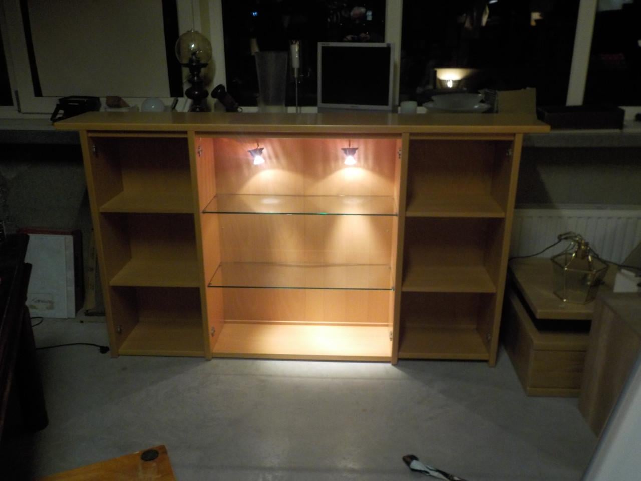 Mooie kwaliteit dressoir met verlichting in vrijwel nieuw staat KOOPJE