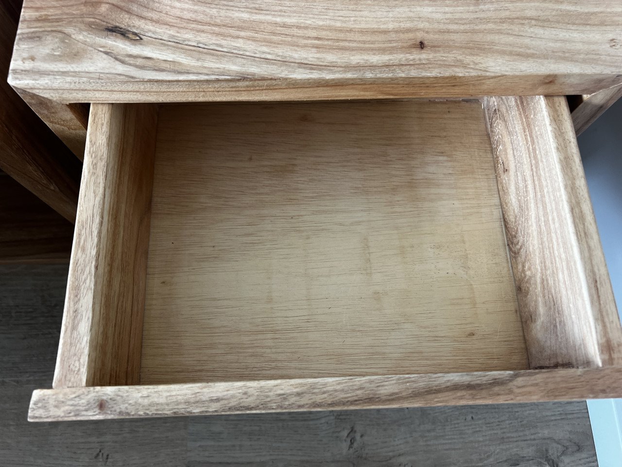 Houten nachtkastjes zwevend
