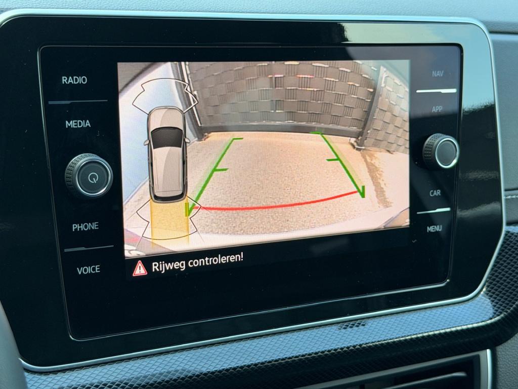 Volkswagen T-cross 1.5 tsi 150pk dsg r-line | camera | trekhaak | dode hoek