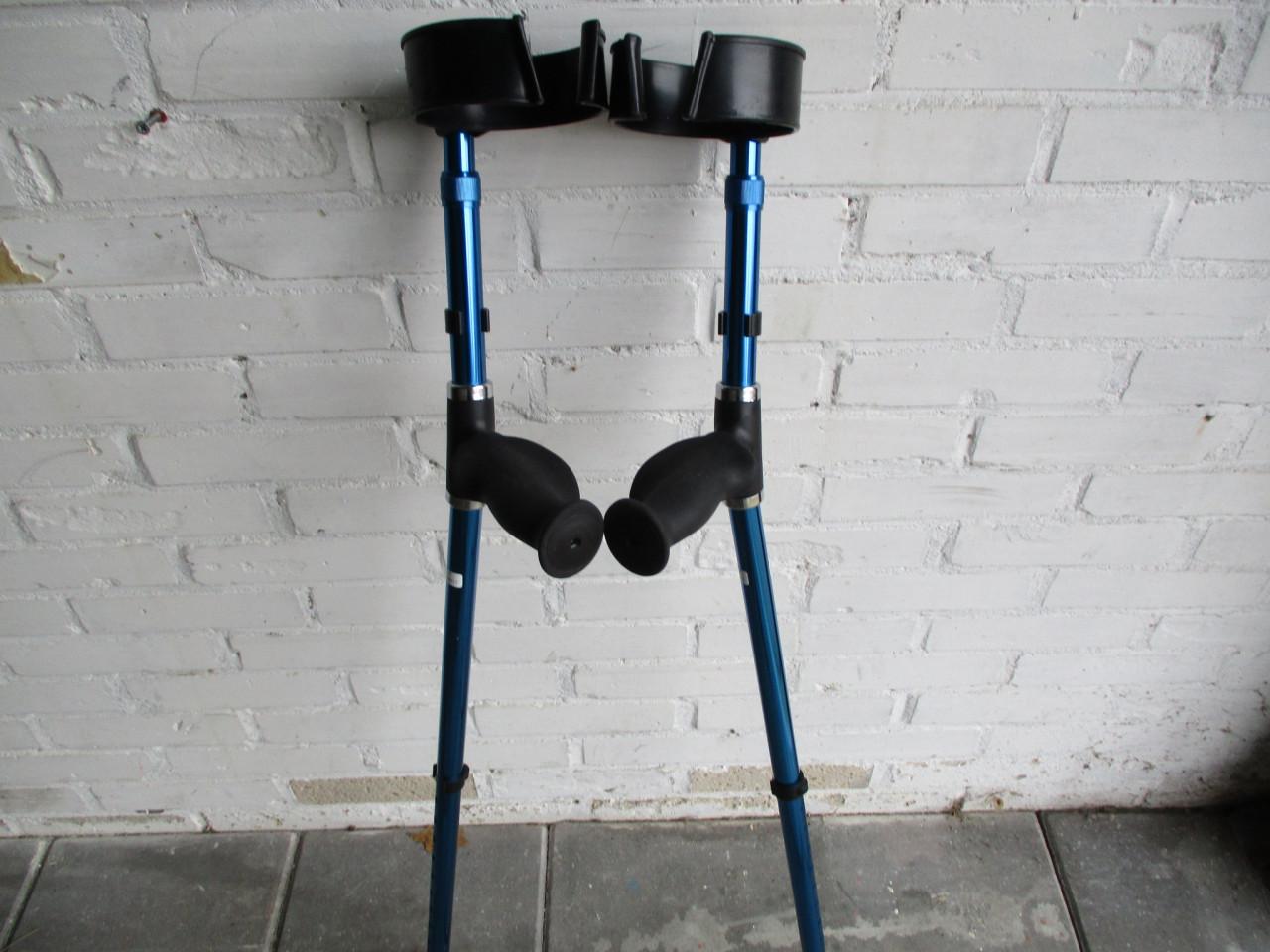 Stel zgan elleboogkrukken in lengte instelbaar .