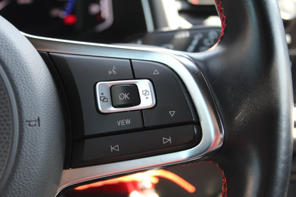 Volkswagen T-roc 1.5 tsi r-line | acc | navi | camera | dsg | trekhaak