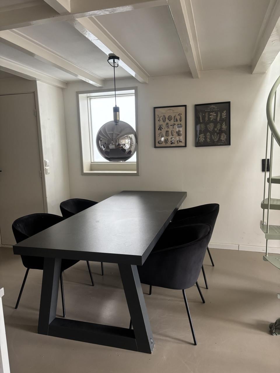 Eetkamertafel met stoelen