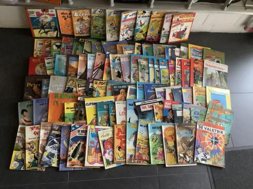 Stapeltje van ca. 100 stripboeken te koop aangeboden. Alles voor €40,00