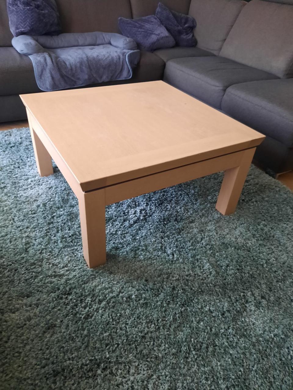 Uitschuifbare eettafel plus een bijpassende salontafel