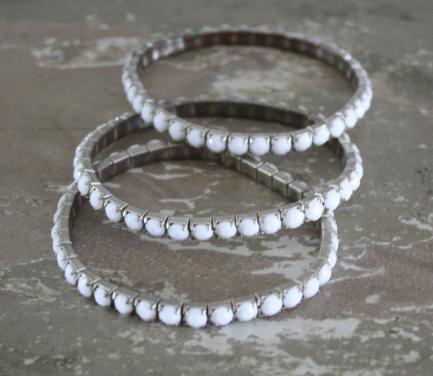 Set van 3rekbare armbandjes met witte stenetjes