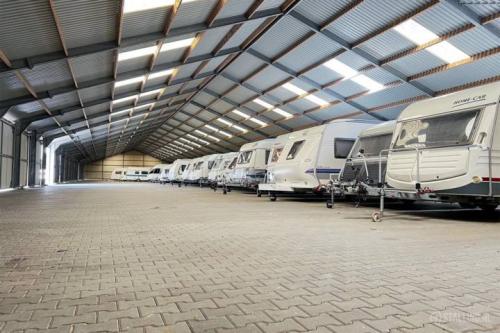 Caravan en botenstalling