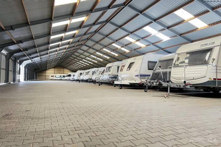 Caravan en botenstalling