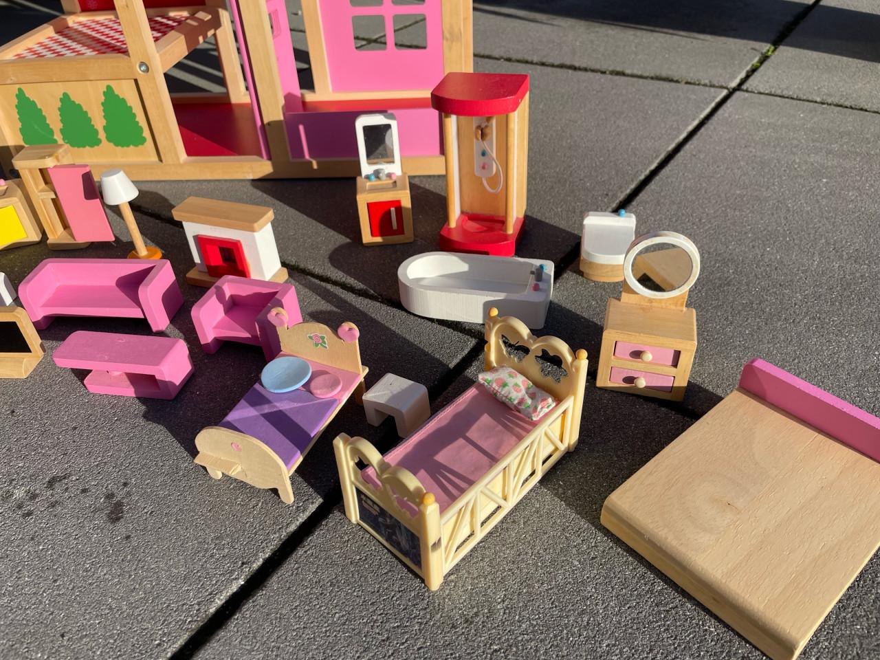 Houten poppenhuis met meubels en 4 poppetjes