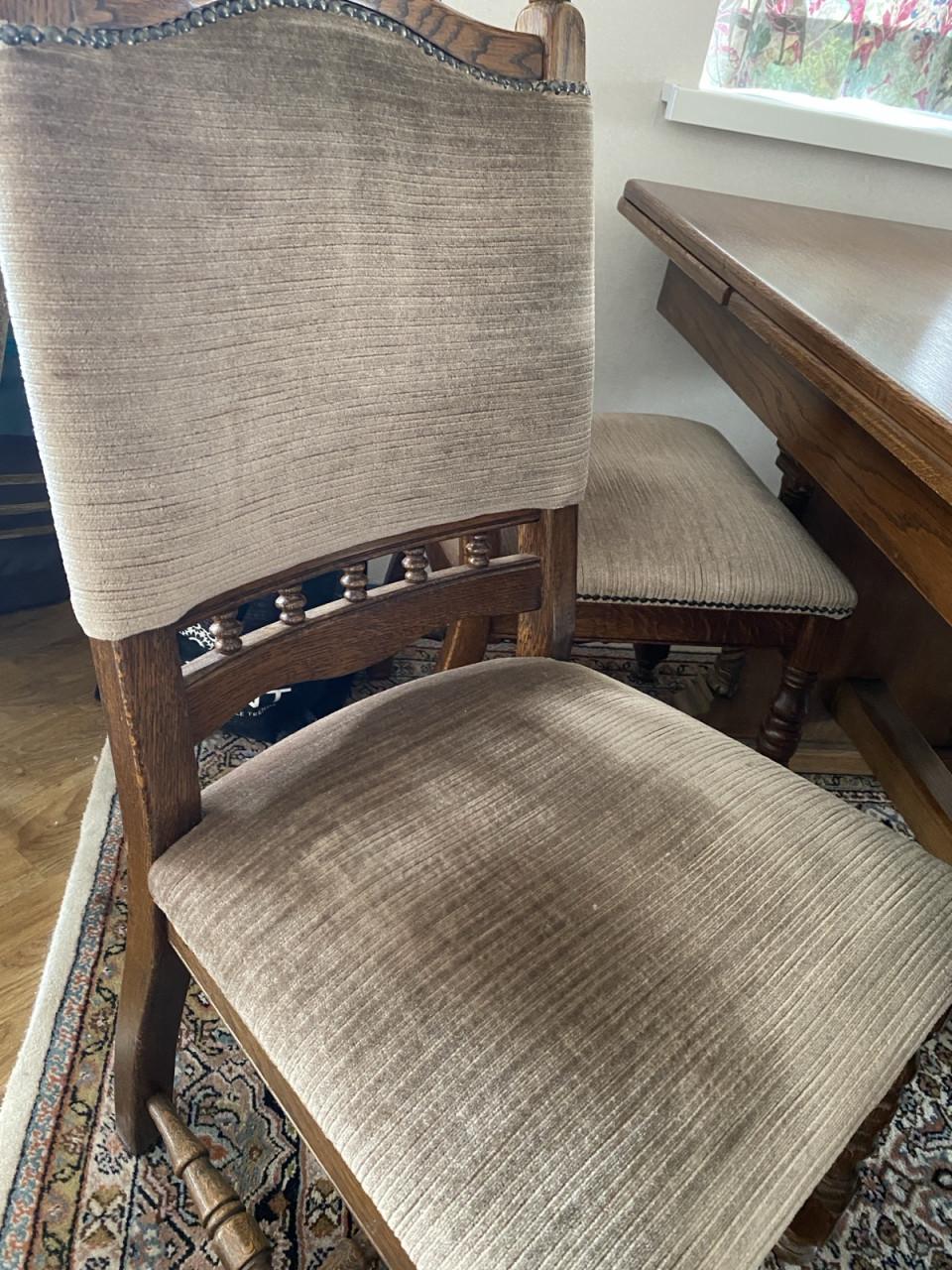 4 stoelen + massief houten tafel met uitschuifblad