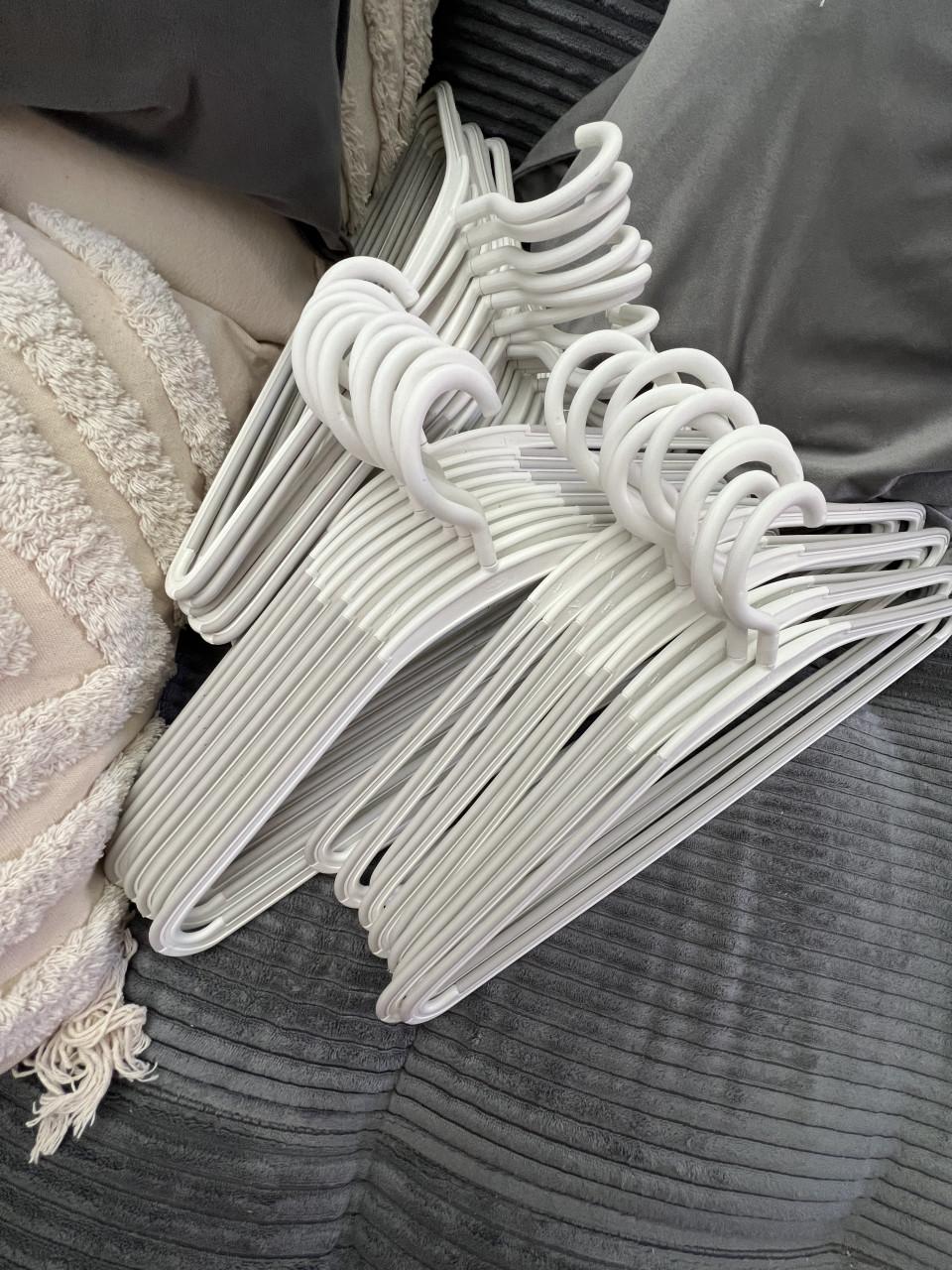 Witte IKEA kledinghangers – 38 stuks – zo goed als nieuw