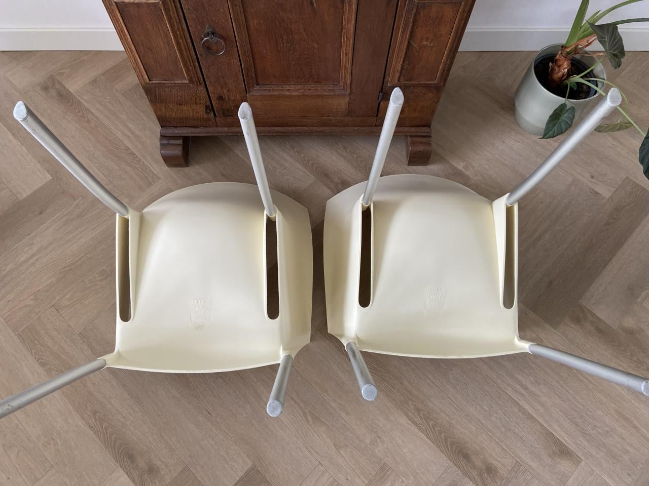 Design kuipstoelen Dr. NO van Philippe Starck, merk:Kartell. (2 stuks).