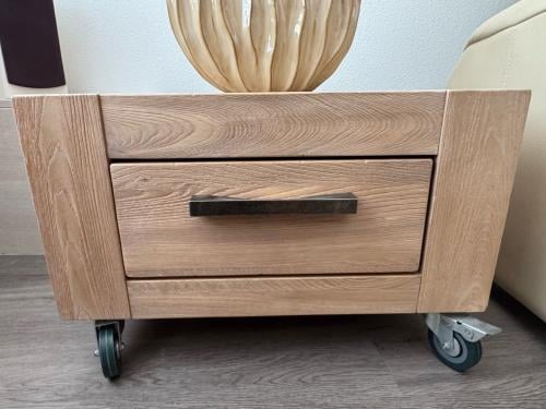 Henders & Hazel tafel van 60x60 cm op wielen; met la