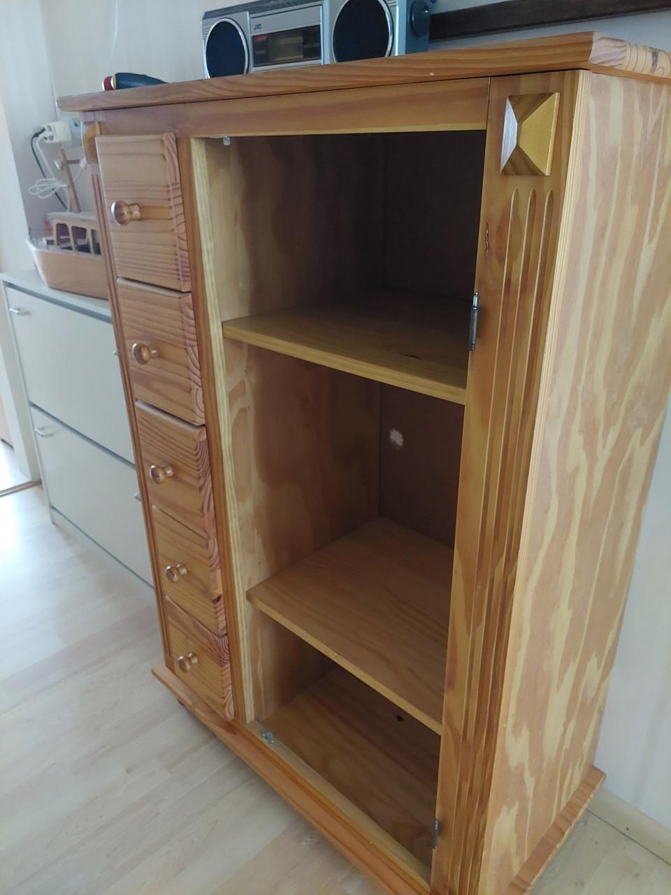 Te koop mooie grenen audio of linnen kast met cd-lades