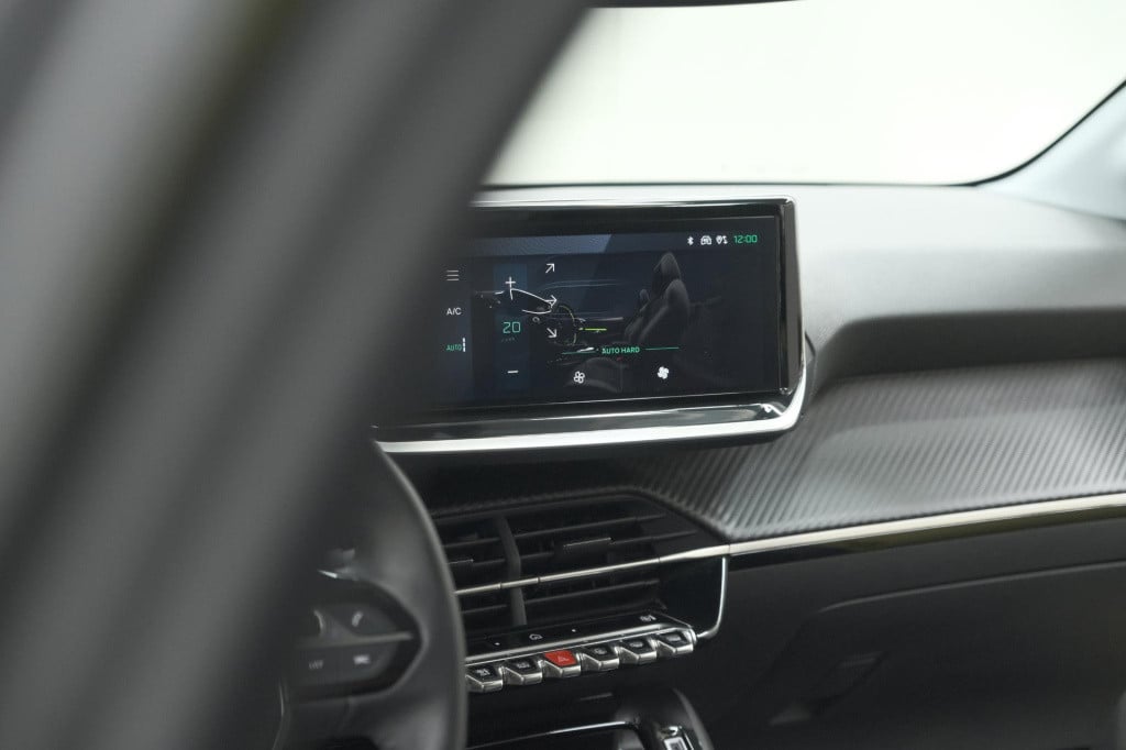 Peugeot 208 puretech 100 allure | parkeersensoren | apple carplay | climate