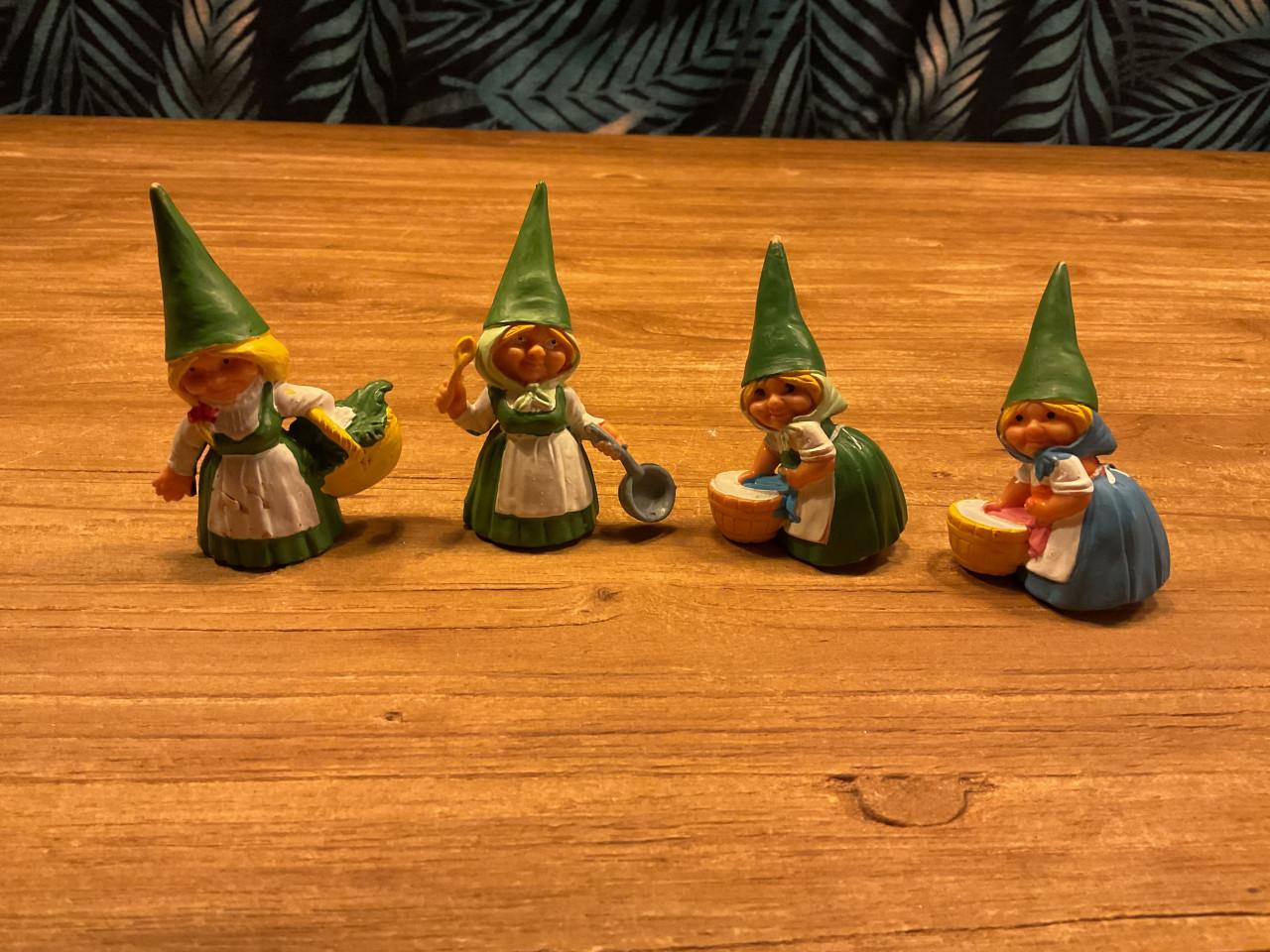 55 David de kabouter en Lisa  poppetjes  Poortvliet en blikken trommeltje