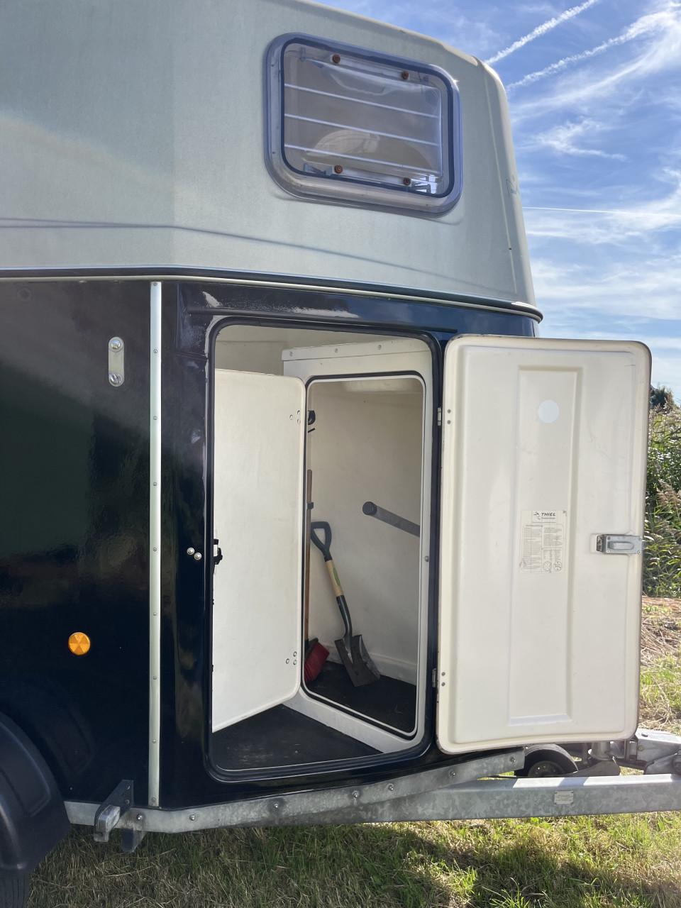 Polyester lichtgewicht Thiel met zadelkamer en aluminium bodem