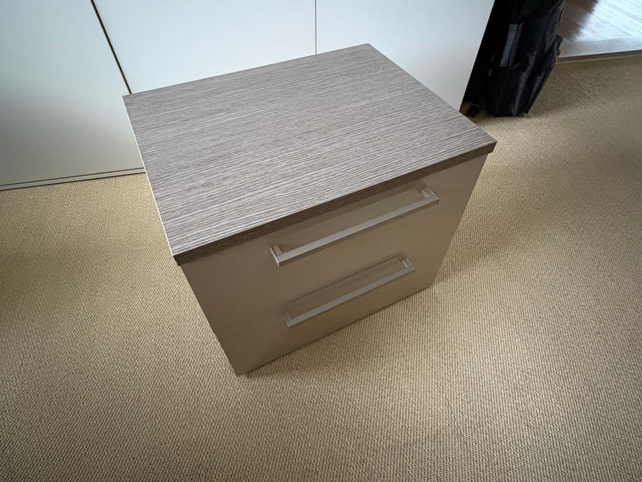 Set van 2 nachtkastjes