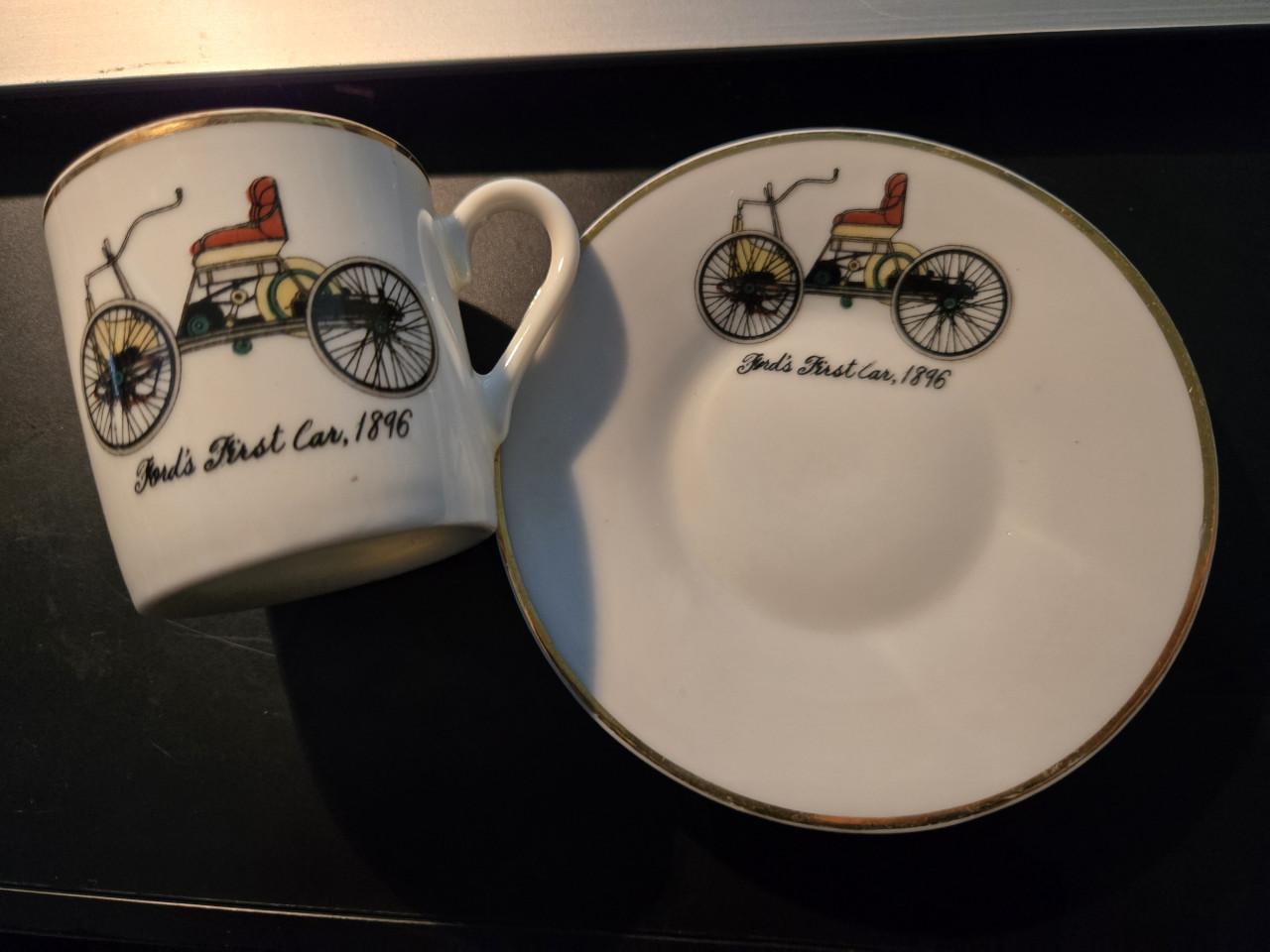 Vintage verzamelobject Ford's First Car 1896 demitasse kop en schotel set.