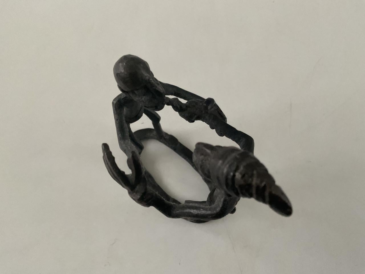 Een Afrikaans beeldje.    Tandarts.   Materiaal: niet bekend.    10x7 cm.