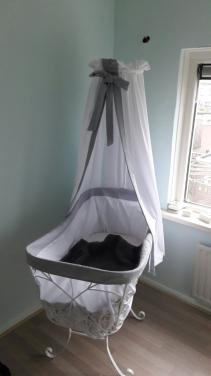 Smeedijzer wieg met bekleding en matras