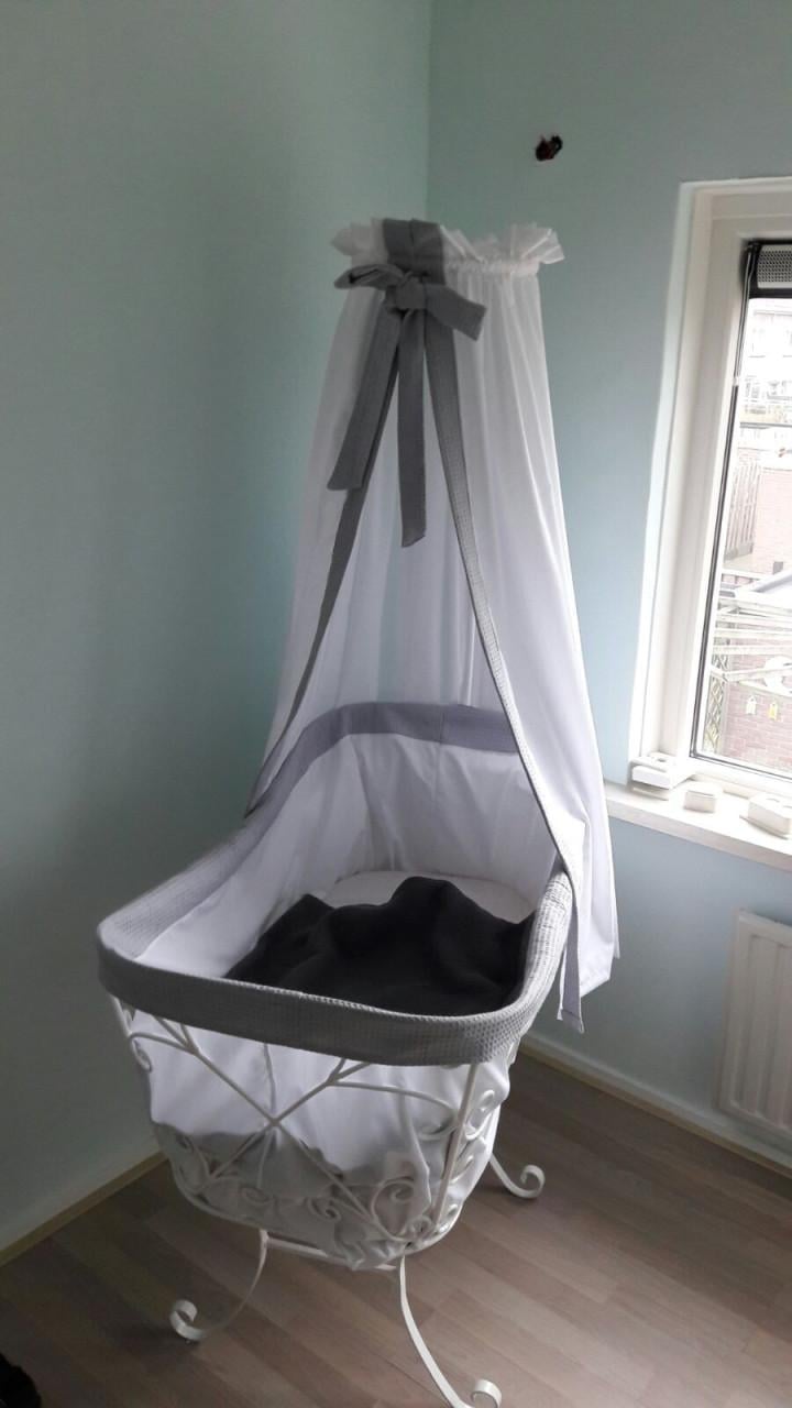 Smeedijzer wieg met bekleding en matras