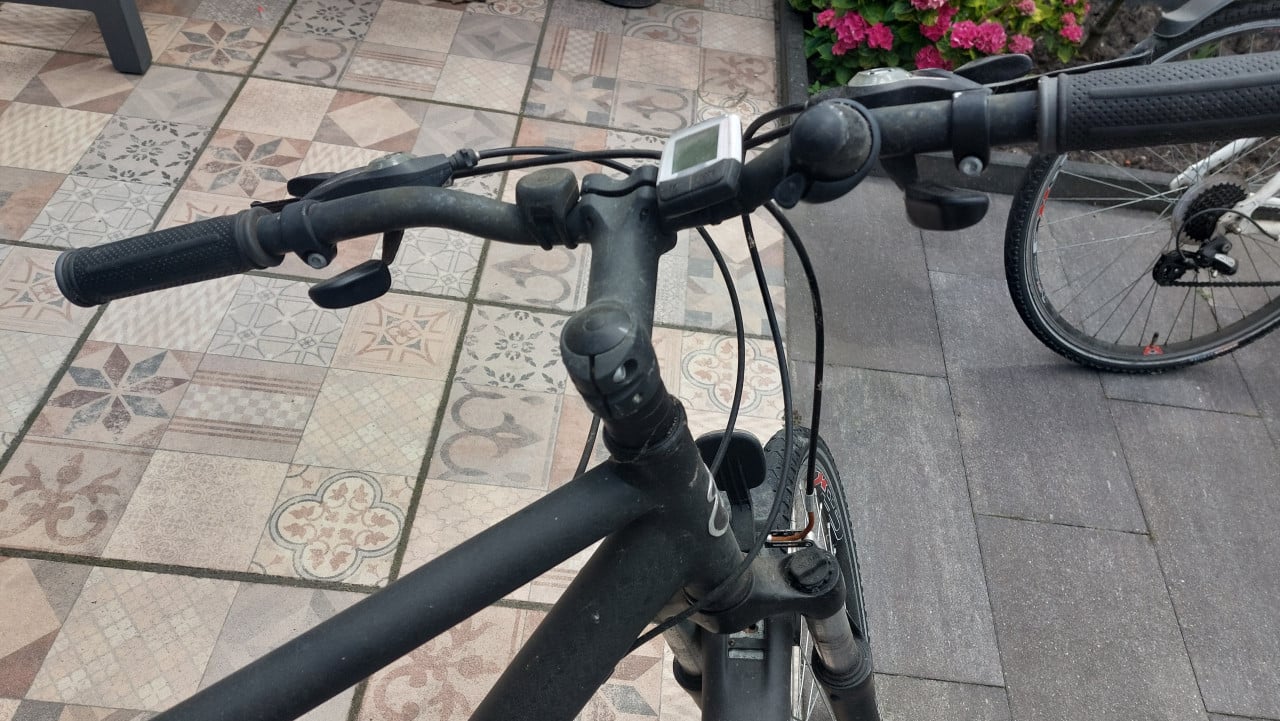 Op te knappe 2 sportieve stadsfietsen
