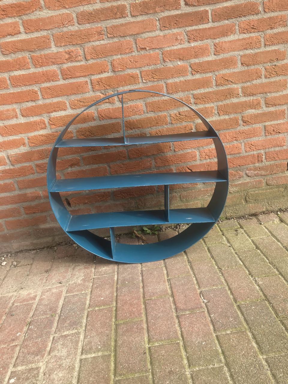 Wandrek rond metaal petrol