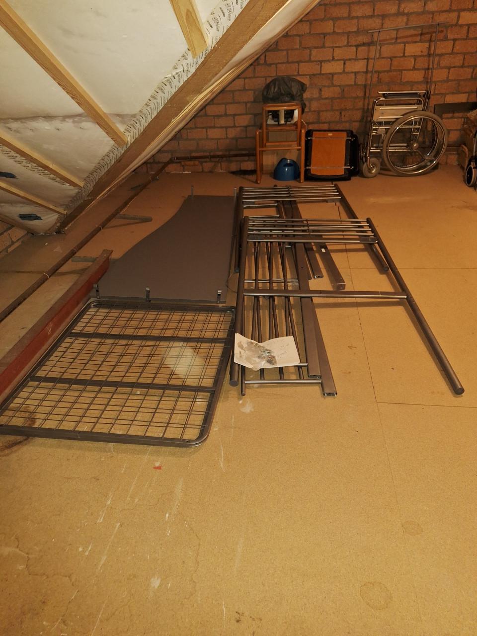 Ruime hoogslaper met bureau 90x200cm, grijs gecoat € 80,-