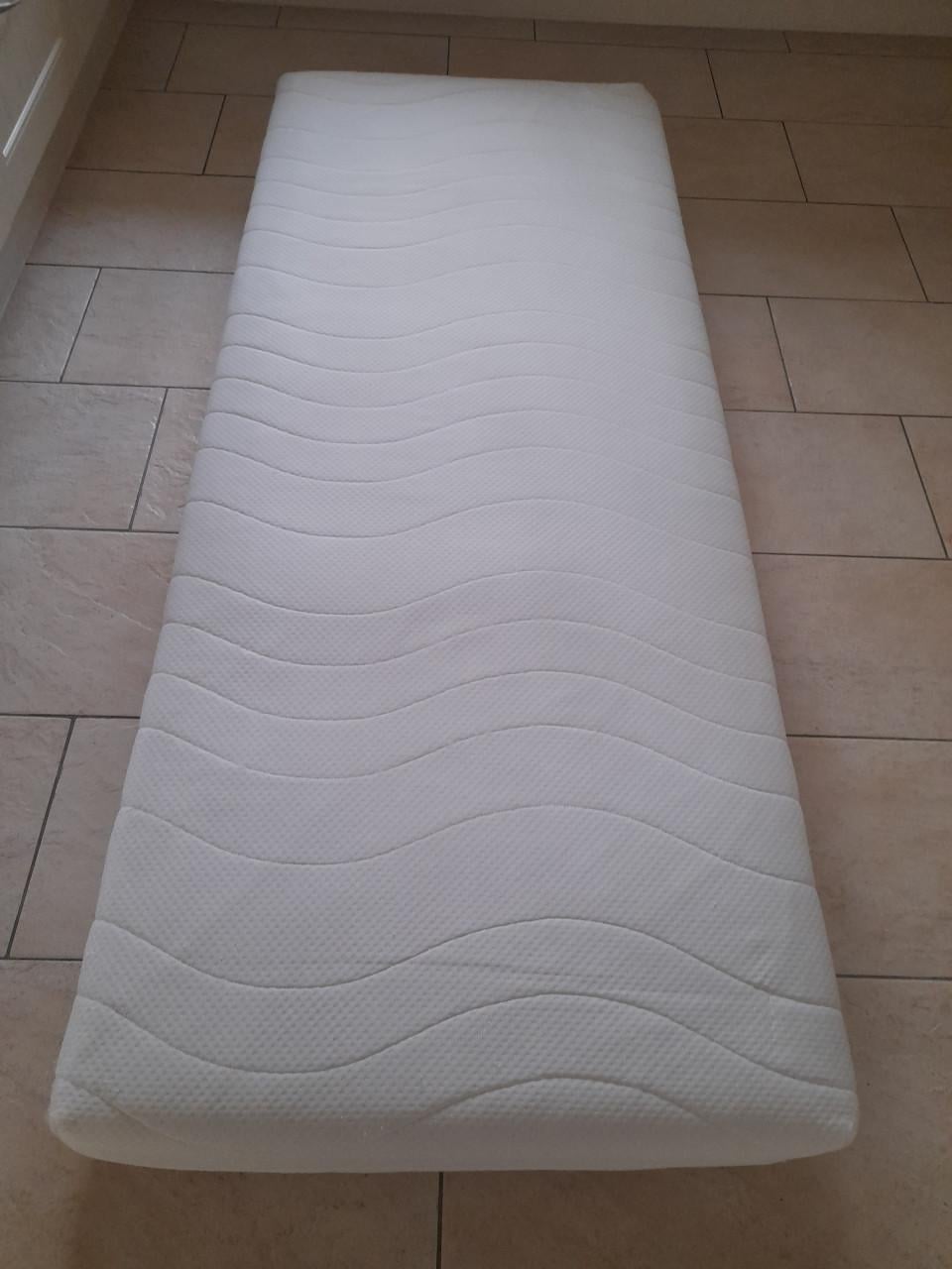 Schoon matras 80x 200 x 20 dik (in goede nette staat )