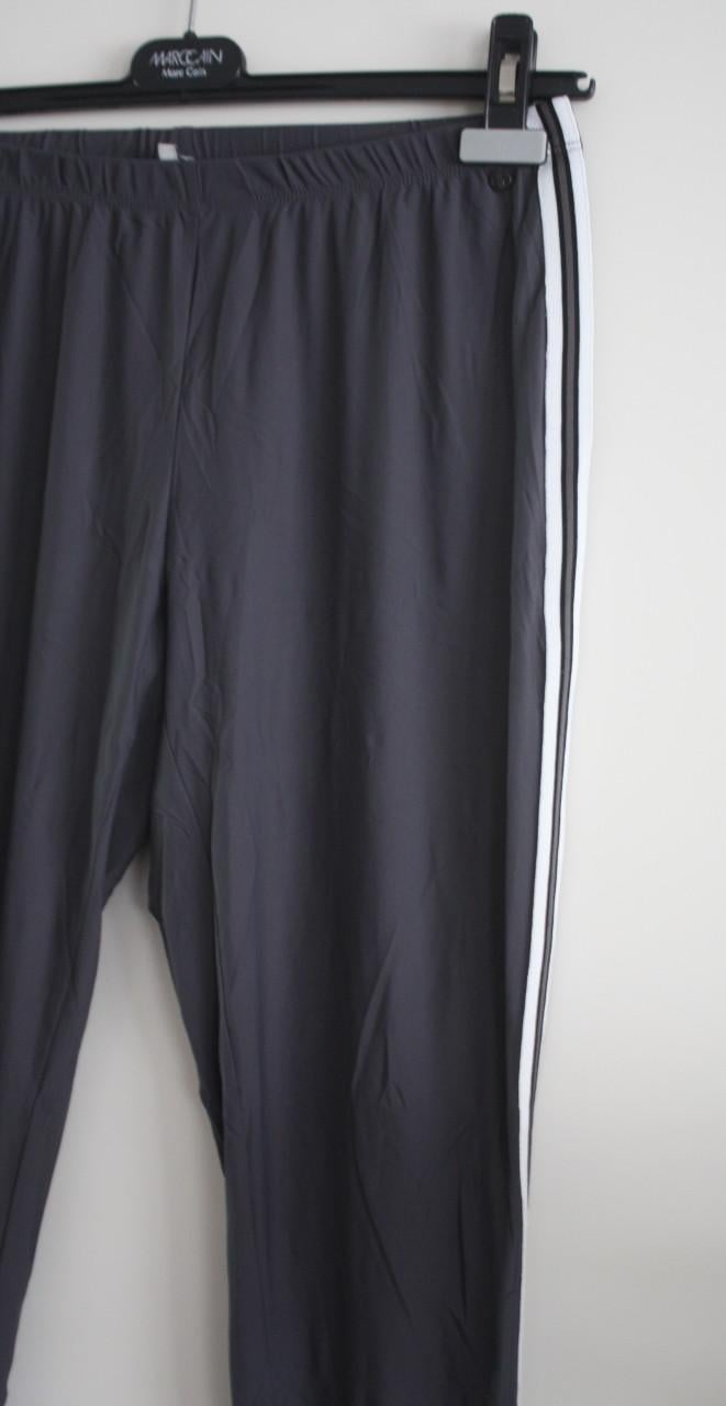 Grijze gladde legging met witte bies maat L