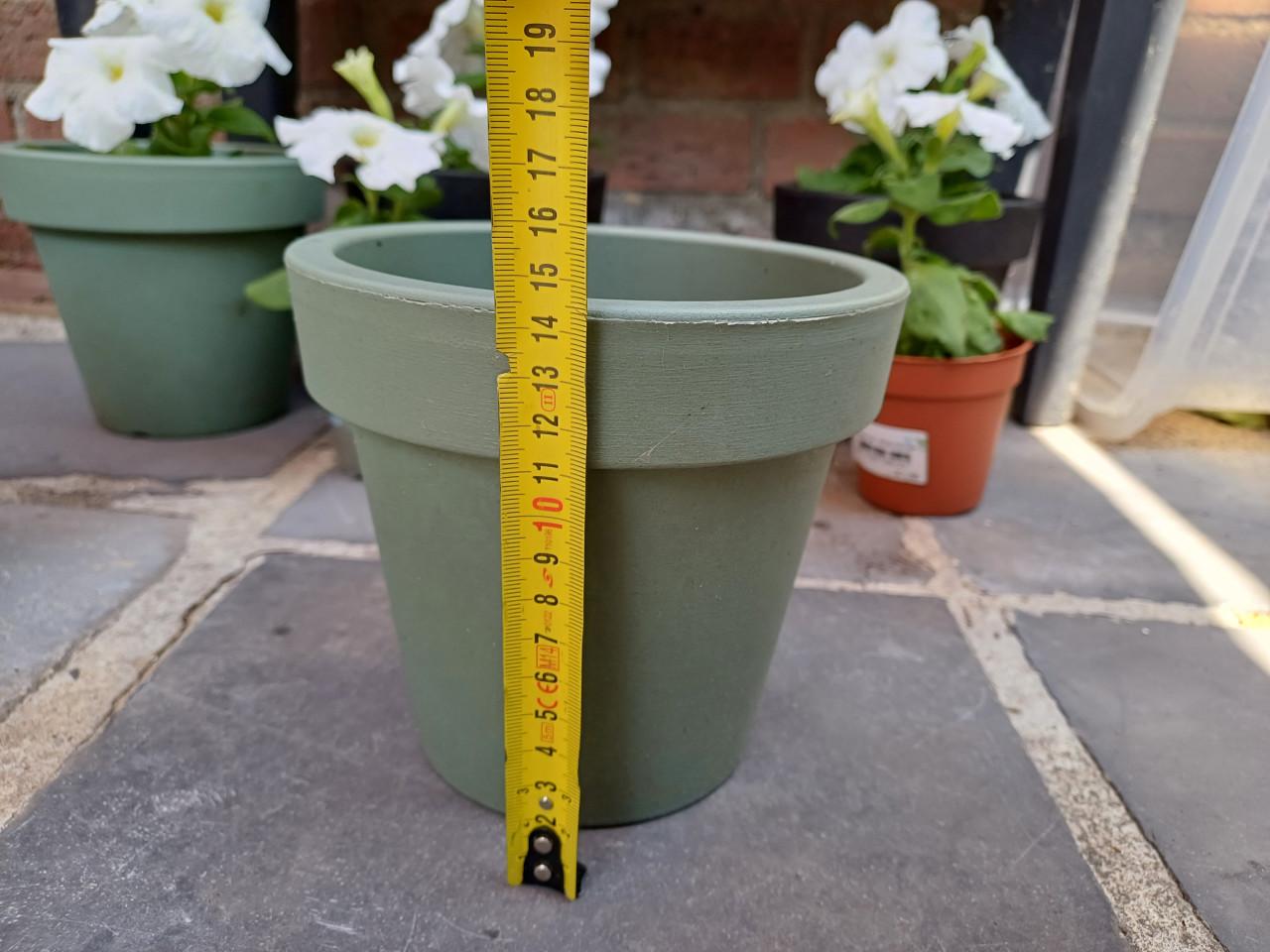 Alvast voor de LENTE/ZOMER: 3-tal BLOEMPOTTEN, 1 zwart + 2 groen