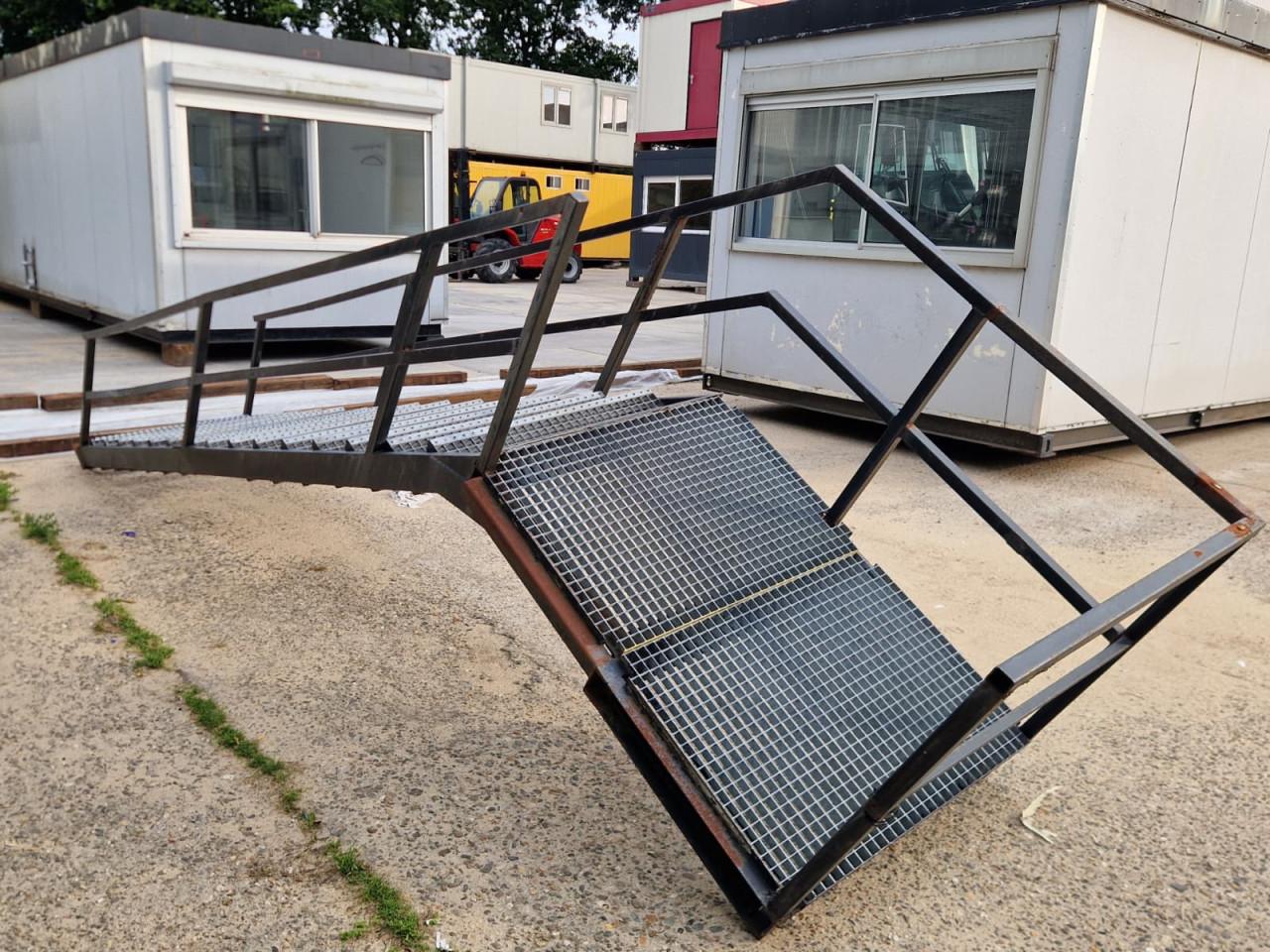 Stalen buitentrap / bordestrap / containertrap 16 treden