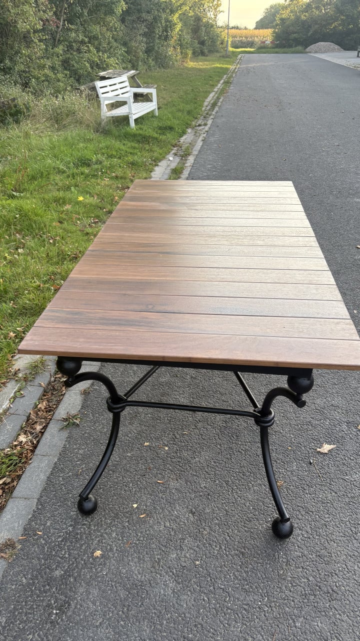 Binnen of buiten tafel met gietijzer onderstel