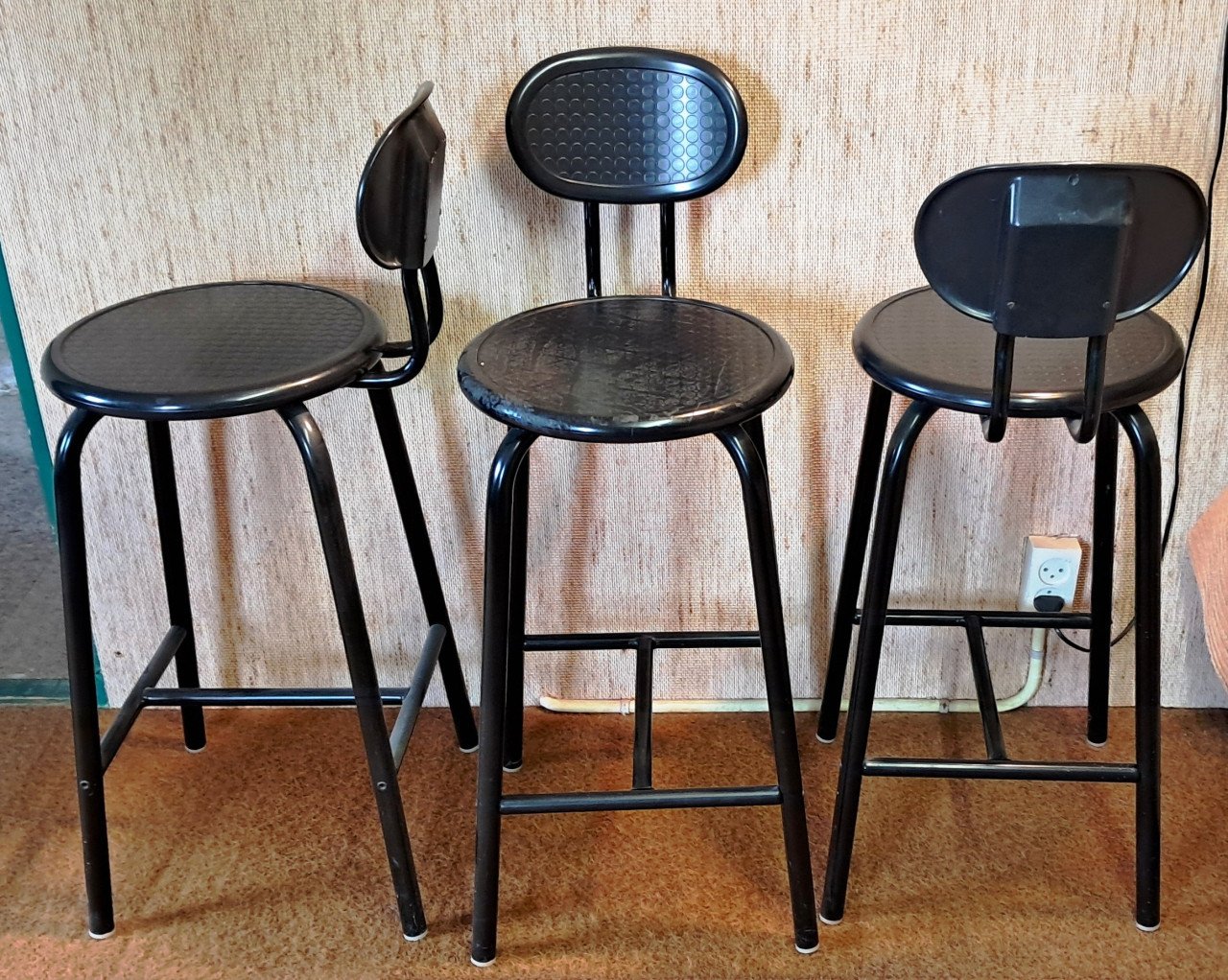 4 barkrukken, Zwart gekleurd, kunststof zitting, metalen poten