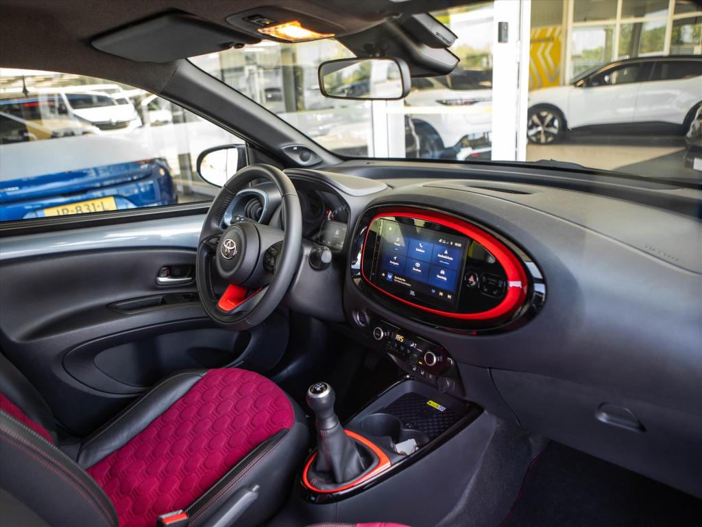 Toyota Aygo x 1.0 vvt-i mt 72pk premium | trekhaak | jbl sound system | app
