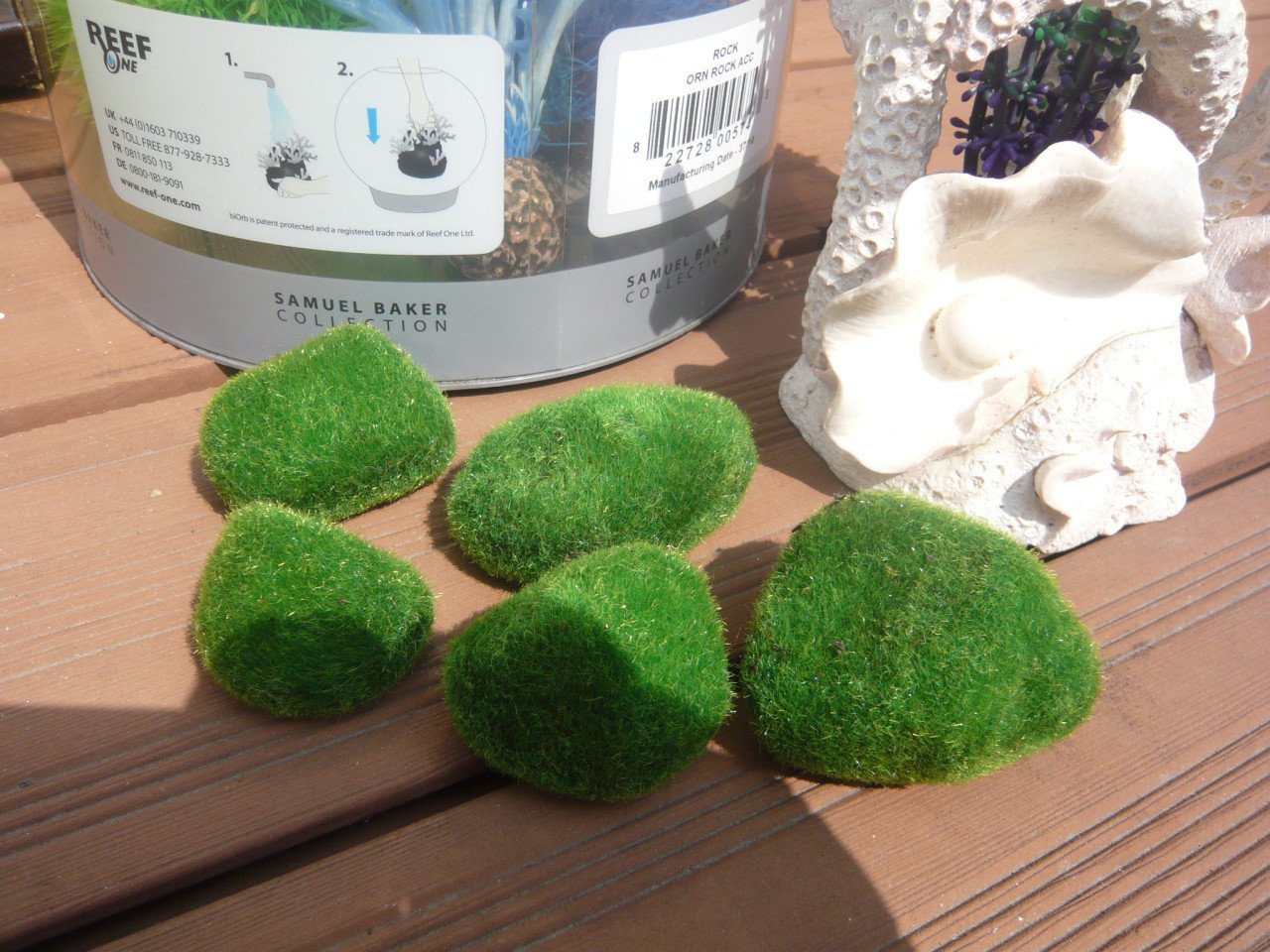 Aquarium ornament en kunst planten.