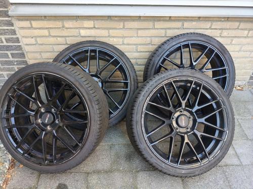 19 inch Motec velgen met banden 5x114.3
