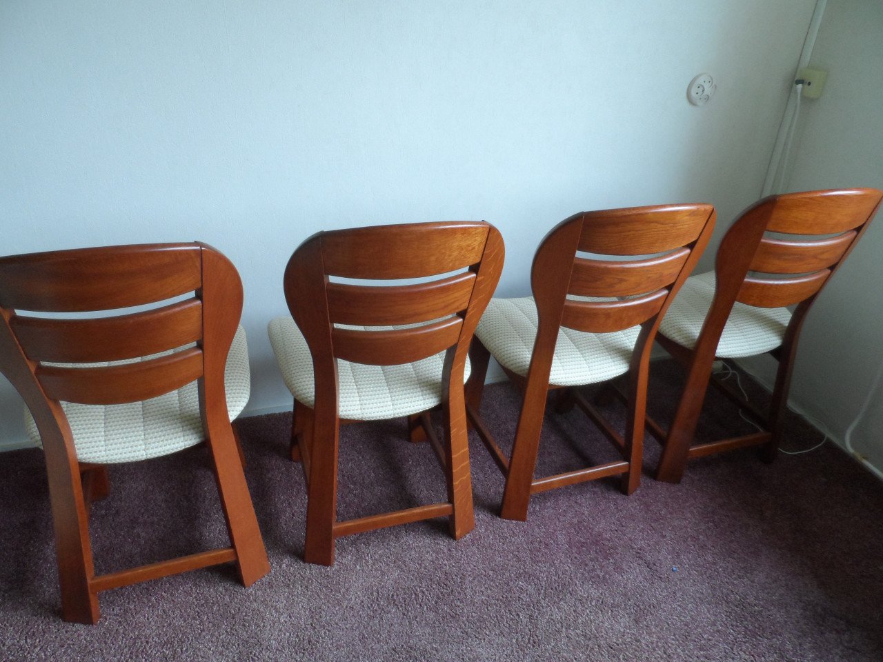 2 persoons bankje, 4 stoelen met ronde tafel, 2 fauteuils