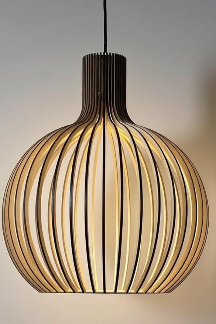 Twee houten hanglampen