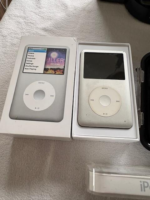 Sony MP 3 docking station met veiligheidsbox en 1pod touch  GERESERVEERD