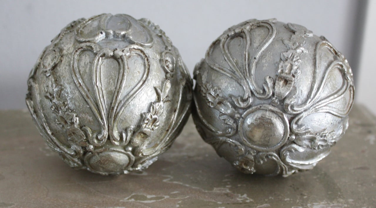 Set van 2 decoratie ballen zilverkluur hatd kunststof