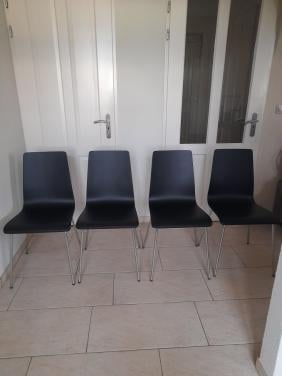 6 Leuke stoelen (in goede nette staat)  zitting ; hout poten ; metaal